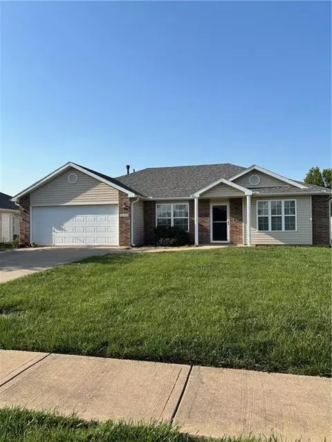 1016 Bristol Dr, Raymore, MO 64083