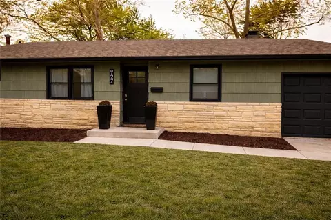 927 W 20th Ter, Lawrence, KS 66046