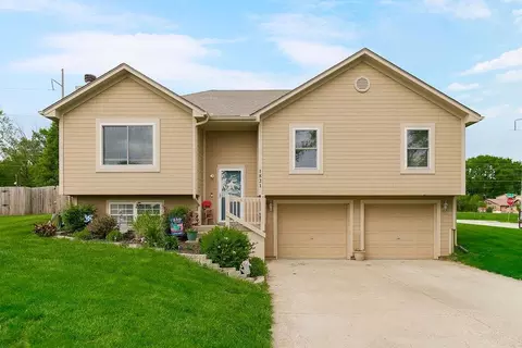 1821 SE Kenwood Dr, Blue Springs, MO 64014