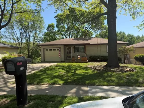 2209 S 17th St, Leavenworth, KS 66048