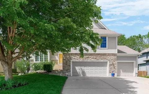 6910 Roundtree St, Shawnee, KS 66226