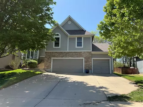 6910 Roundtree St, Shawnee, KS 66226
