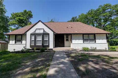 9824 Lydia Ave, Kansas City, MO 64131