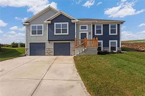607 Foxglove Ln, Raymore, MO 64083