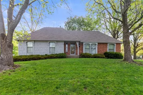 401 S Sunset Ln, Raymore, MO 64083