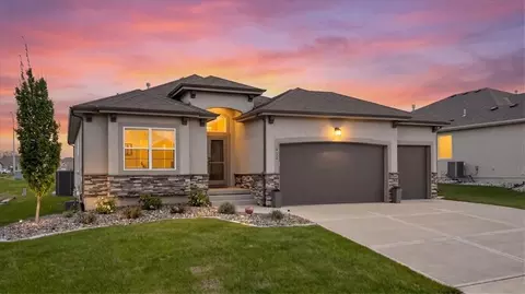 913 Zennor Ln, Raymore, MO 64083