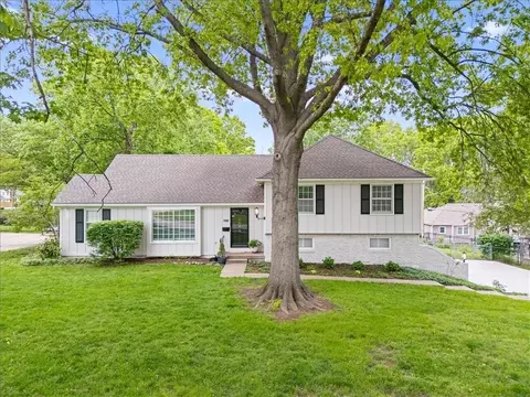 106 E 115th St, Kansas City, MO 64114