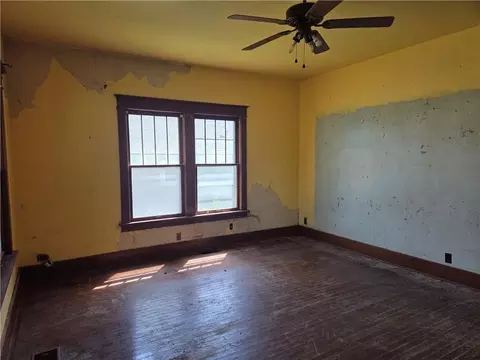 Living - 426 Cherry St, Chillicothe, MO 64601 photo 1 of 4