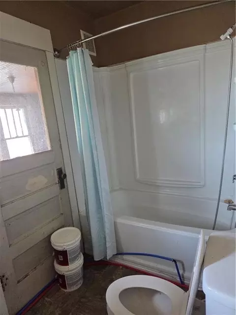 Bath - 426 Cherry St, Chillicothe, MO 64601 photo 2 of 2