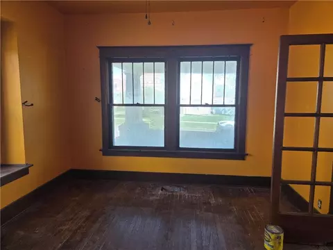 Living - 426 Cherry St, Chillicothe, MO 64601 photo 4 of 4