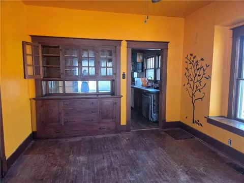 Living - 426 Cherry St, Chillicothe, MO 64601 photo 3 of 4