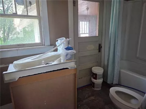 Bath - 426 Cherry St, Chillicothe, MO 64601 photo 1 of 2