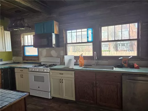 Kitchen - 426 Cherry St, Chillicothe, MO 64601 photo 4 of 5