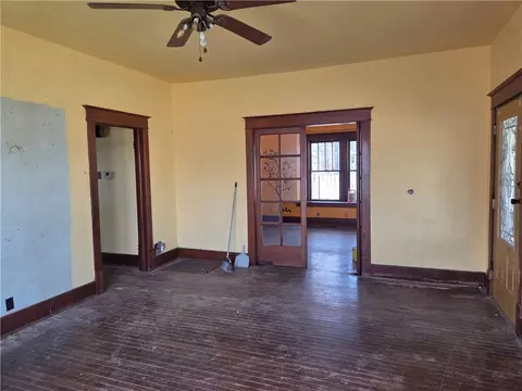 Living - 426 Cherry St, Chillicothe, MO 64601 photo 2 of 4