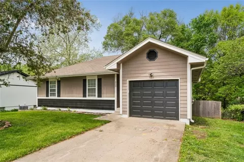 510 SE 21st St, Oak Grove, MO 64075