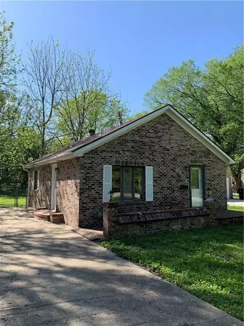 8404 Greenwood Rd, Raytown, MO 64138