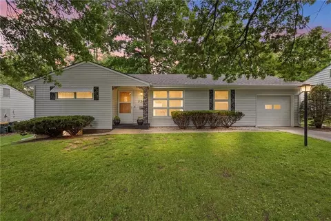 5302 Flint St, Shawnee, KS 66203