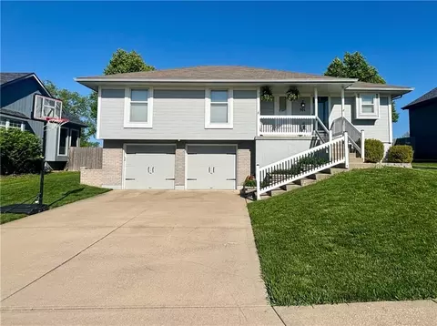501 SW Whitestone Dr, Grain Valley, MO 64029