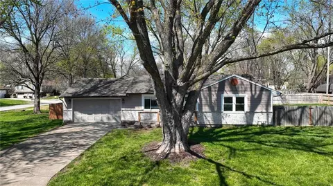 1604 Ridgeway Dr, Greenwood, MO 64034