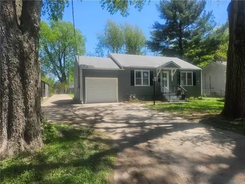 402 SW 17th St, Blue Springs, MO 64015