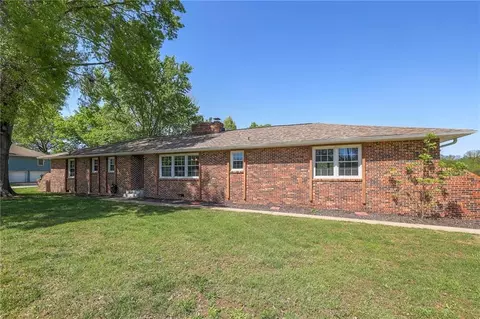 704 N Urich Rd, Clinton, MO 64735