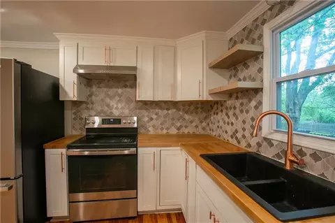 Kitchen - 300 SE 1st St, Lees Summit, MO 64063 photo 4 of 4