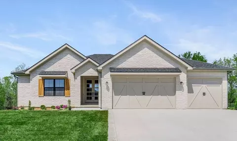 4 Red Fox Cir, Lake Winnebago, MO 64034
