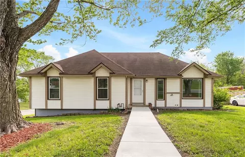 900 Summit Rd, Knob Noster, MO 65336