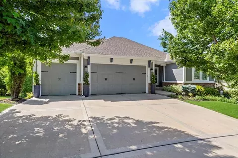 5874 S National Dr, Parkville, MO 64152