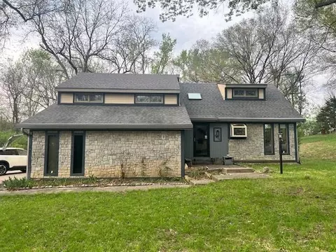 8406 NW 62nd Ter, Parkville, MO 64152