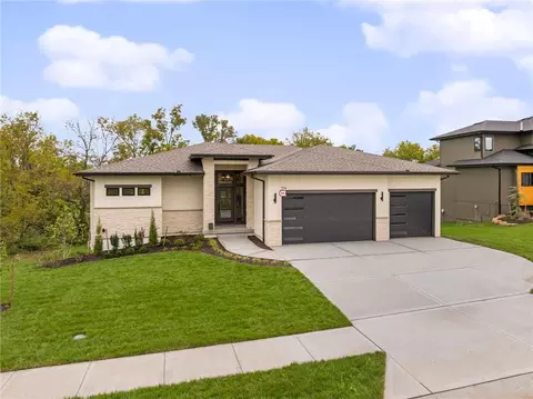 Exterior - 514 Turnbridge Dr, Raymore, MO 64083 photo 8 of 9
