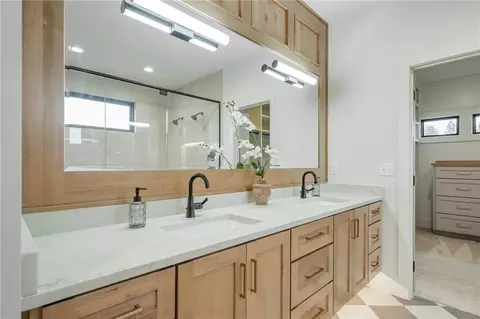 Bath - 514 Turnbridge Dr, Raymore, MO 64083 photo 2 of 7