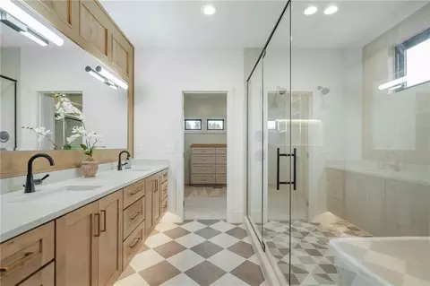 Bath - 514 Turnbridge Dr, Raymore, MO 64083 photo 1 of 7