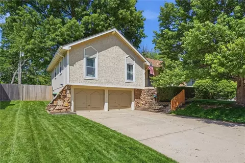 16100 E Cogan Dr, Independence, MO 64055