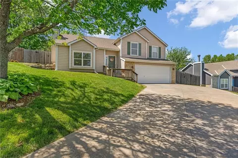 713 N Eagle Pass Dr, Lawrence, KS 66049