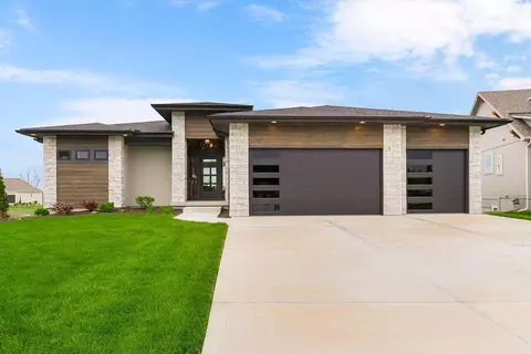 16771 S Twilight Ln, Olathe, KS 66062