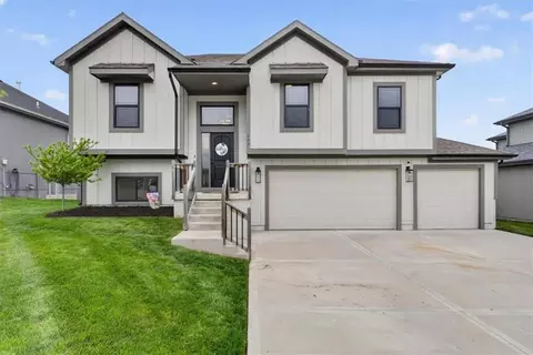 602 Ridgeview Dr, Grain Valley, MO 64029