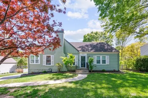 2813 W 51st St, Westwood, KS 66205