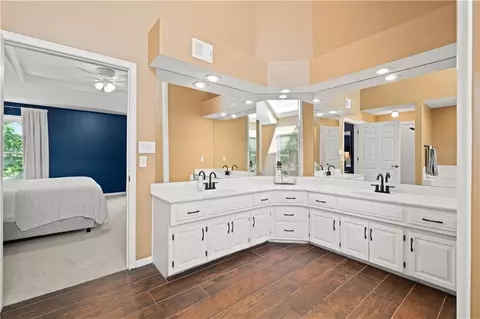 Bath - 9413 Hall Dr, Lenexa, KS 66219 photo 4 of 4