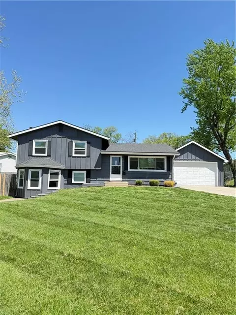 604 NW Carroll Dr, Lees Summit, MO 64063