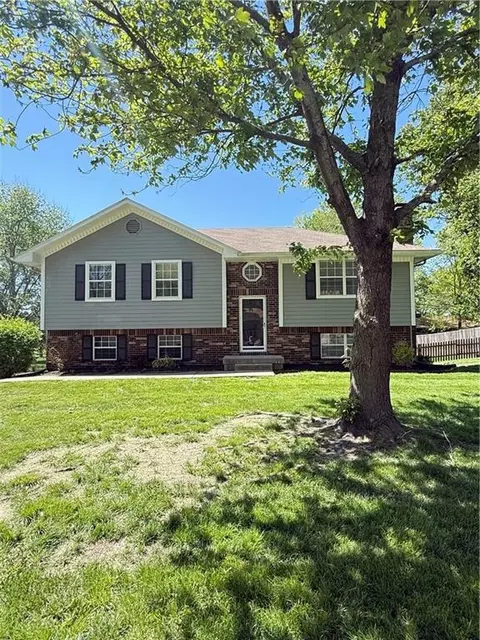 302 16th Ave, Greenwood, MO 64034