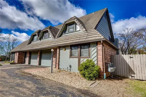 2711 W 24th Ter, Lawrence, KS 66047