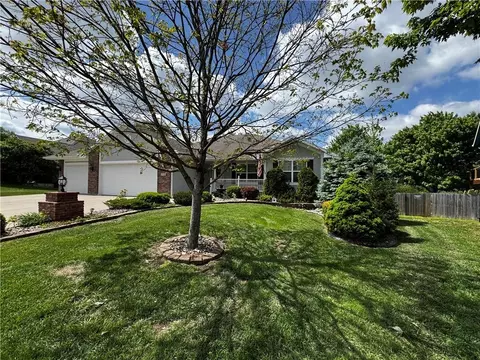 714 Ridge Crest Dr, Raymore, MO 64083