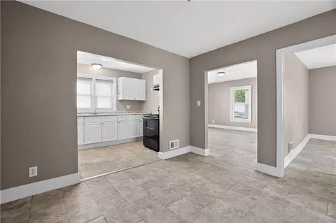 Entry Way - 1522 W Walnut St, Independence, MO 64050 photo 2 of 6