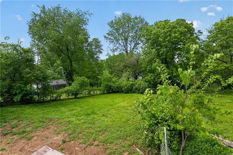 Exterior - 1522 W Walnut St, Independence, MO 64050 photo 3 of 4