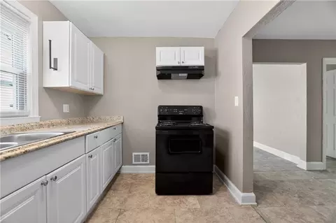 Entry Way - 1522 W Walnut St, Independence, MO 64050 photo 4 of 6