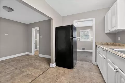 Entry Way - 1522 W Walnut St, Independence, MO 64050 photo 3 of 6