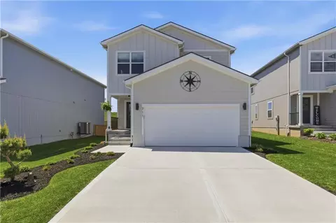 711 Glenn Cir, Raymore, MO 64083
