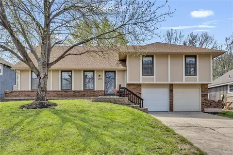 204 SE Gingerbread Ln, Blue Springs, MO 64014