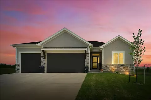 1814 Woodward Cir, Raymore, MO 64083